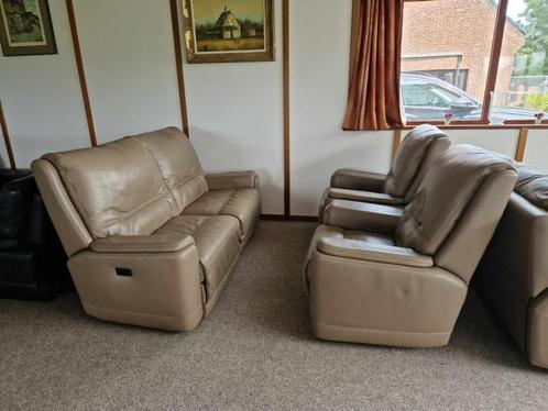 TAUPE BUFFELLEDEREN MET 2 ELEKTRISCHE RELAXEN EN 1 MANUELE R, Huis en Inrichting, Zetels | Zetels, Gebruikt, Leer, Ophalen