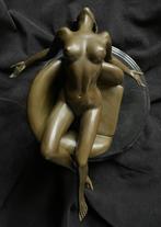 Bronzen naakte dame op stoel 2-delig Mavchi, zuiver brons, Antiek en Kunst, Ophalen of Verzenden
