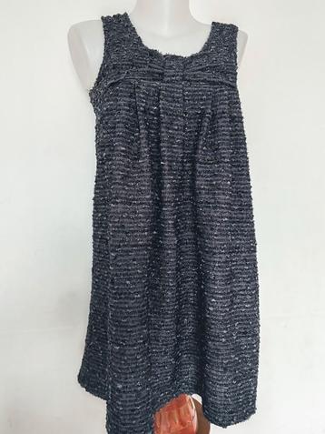 Mouwloze zwarte jurk met sprankelend zacht tweedeffect beschikbaar voor biedingen