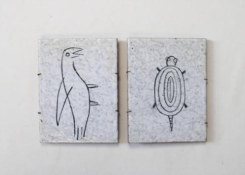 2 geglazuurde tegels met gestileerde dieren, Antiek en Kunst, Antiek | Keramiek en Aardewerk, Ophalen of Verzenden