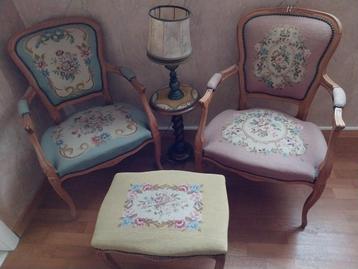 Geborduurde stoelen en voetenbankje, Huis en Inrichting, Stoelen, Ophalen, Gebruikt, Stof, Twee