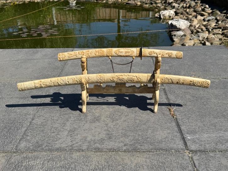 Gecarvde decoratieve Katana-set – draakmotief - Japans, Antiek en Kunst, Curiosa en Brocante, Ophalen of Verzenden