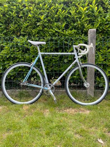 Oude koersfiets beschikbaar voor biedingen