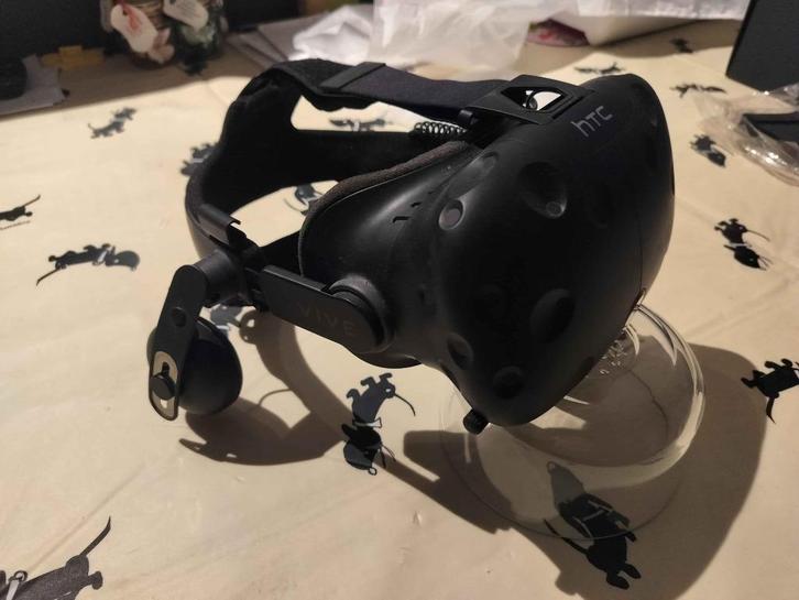 HTC Vive met Vive controllers en Deluxe Audio Strap, Games en Spelcomputers, Virtual Reality, Gebruikt, Pc, VR-bril, Ophalen