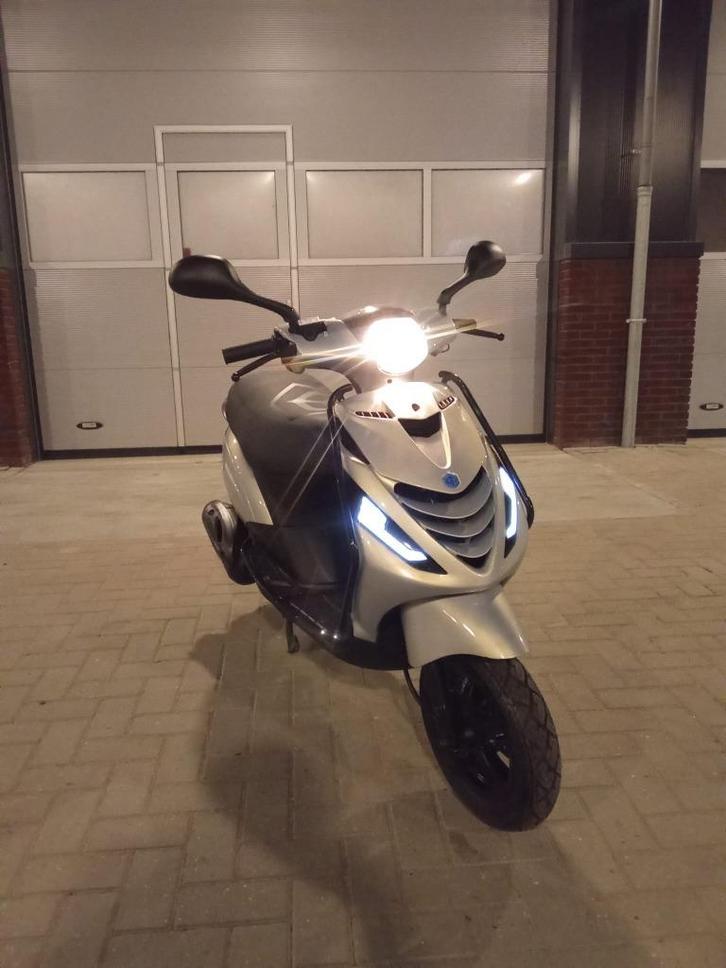 Piaggio Zip 4T Scooter Glans Zilver FULL OPTION (A-KLASSE), Fietsen en Brommers, Handleidingen en Instructieboekjes, Zo goed als nieuw