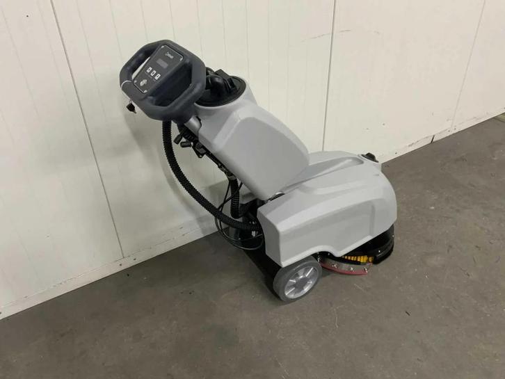 Professionele schrobzuigmachine te huur Kremer KRM30 (accu), Doe-het-zelf en Bouw, Reinigingsmachines, Zo goed als nieuw, Ophalen