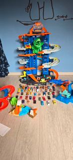 Hot wheels garage auto's en autobaan, Kinderen en Baby's, Ophalen, Zo goed als nieuw, Hot Wheels