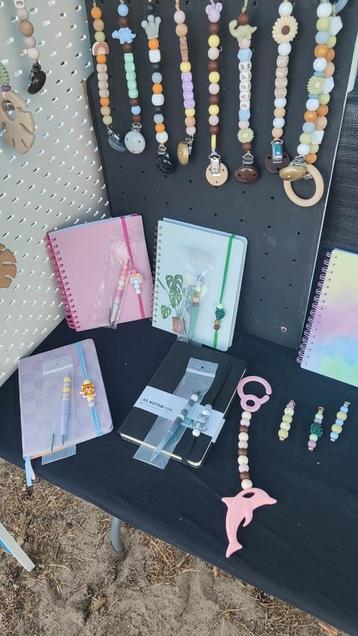 Speenkoorden, bijtringen, maxi cosi hangers en meer  beschikbaar voor biedingen