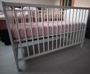 Babybed met matras beschikbaar voor biedingen