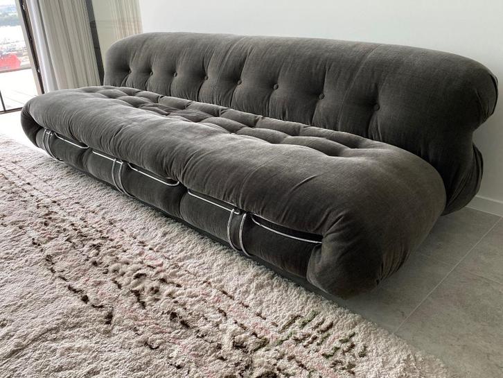 Bank cassina, Huis en Inrichting, Zetels | Zetels en Chaises Longues, Zo goed als nieuw, Driepersoons, 250 tot 300 cm, 100 tot 125 cm