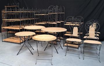 set gietijzeren/rotan rekjes tafels en stoelen beschikbaar voor biedingen