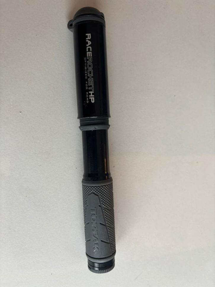 Race rocket topeak mini pomp, Fietsen en Brommers, Fietsaccessoires | Fietspompen, Zo goed als nieuw, Drukmeter, Ophalen of Verzenden
