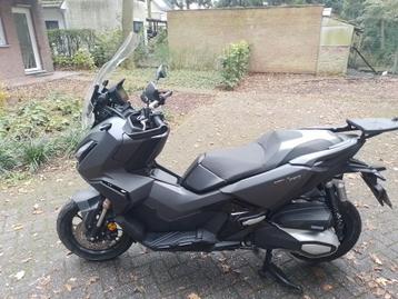 HONDA ADV 350-MAXISCOOTER-2022 –8.500 km- NIEUWSTAAT-5.750 E disponible aux enchères