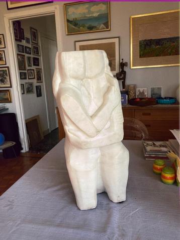 Beeld in witte marmer:  ‘De Omhelzing (naar Ossip Zadkine)