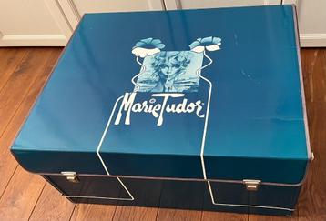 Zeer grote stevige doos met metalen sluitingen. Vintage. beschikbaar voor biedingen