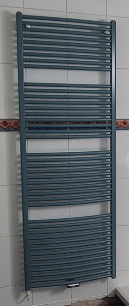 Elektrische badkamerradiator/handdoekdroger, Doe-het-zelf en Bouw, Verwarming en Radiatoren, Gebruikt, Radiator, 800 watt of meer