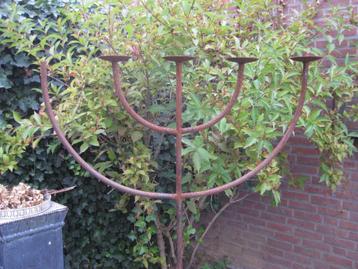 brocante verweerde grote KANDELAAR ijzer 5 arms tuin beschikbaar voor biedingen