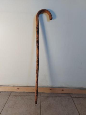 Houten wandelstok. beschikbaar voor biedingen