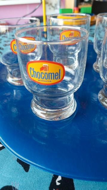 Du chocolat chaud ou froid dans un verre vintage Chocomel  beschikbaar voor biedingen