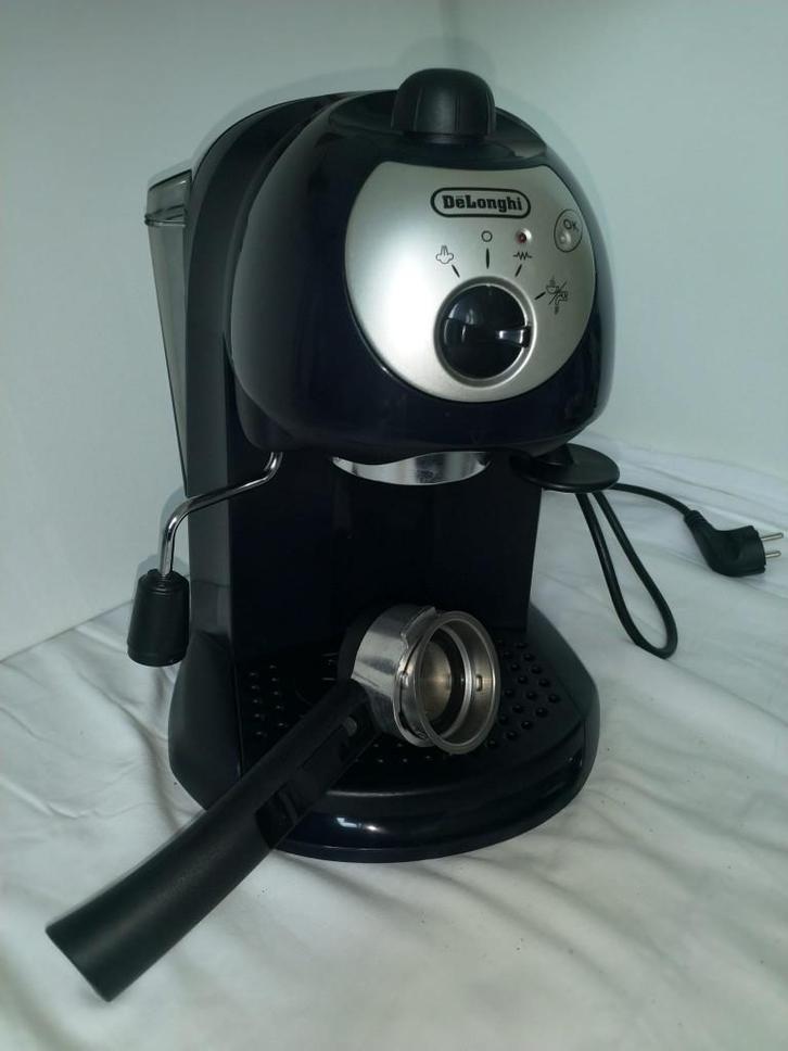Machine à expresso et cappuccino DeLonghi, Electroménager, Cafetières, Neuf, Café moulu, Machine à espresso, 2 à 4 tasses, Réservoir d'eau amovible