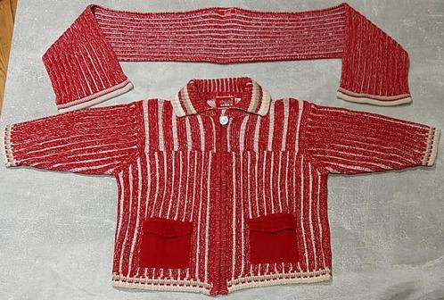 Klein rood vestje en zijn gemengde MEXX T74 sjaal., Kinderen en Baby's, Babykleding | Maat 74, Zo goed als nieuw, Jongetje of Meisje