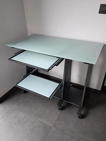 Compact bureau beschikbaar voor biedingen