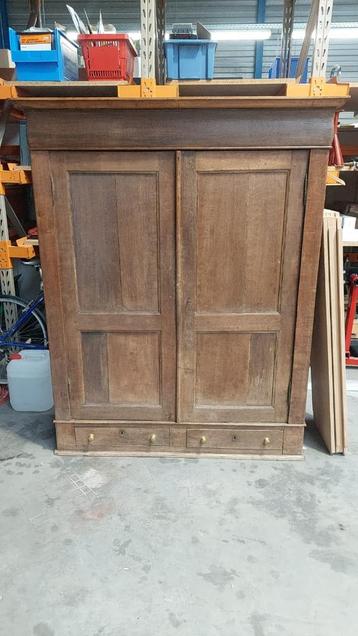 Meuble en bois beschikbaar voor biedingen