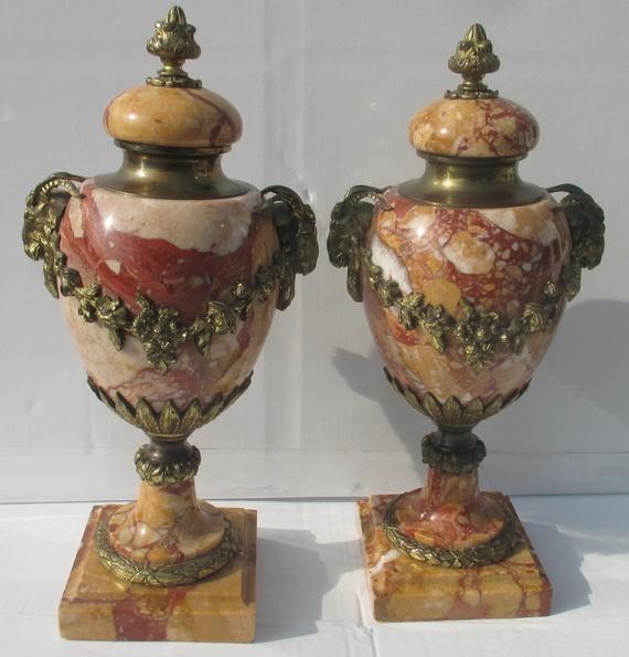 2 antieke rood marmeren vazen cassouletten ramskoppen, Antiek en Kunst, Curiosa en Brocante, Ophalen