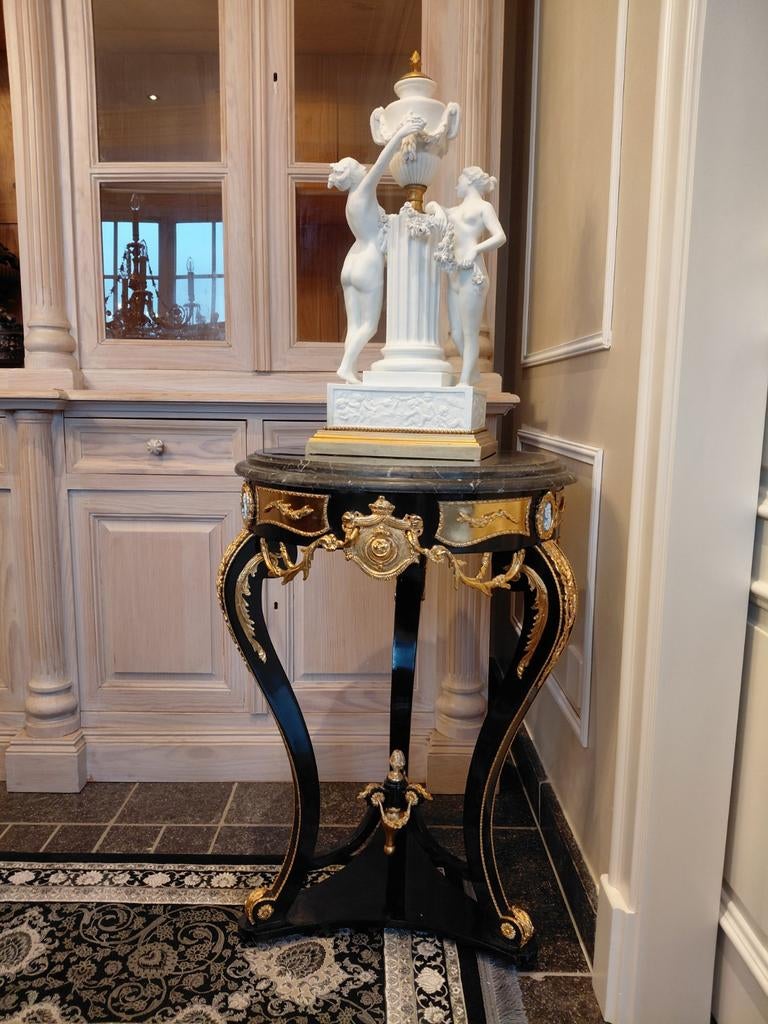 Een stel heel mooie bijzettafeltjes, Ophalen