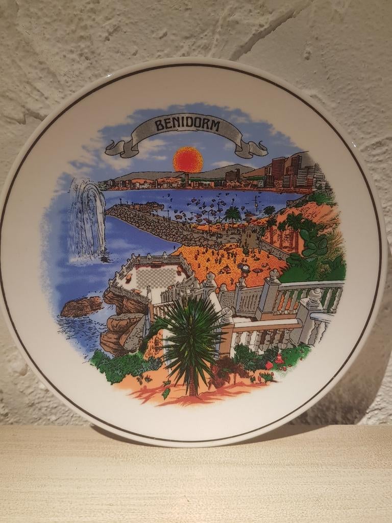 Porseleinen bordje uit Benedorm, Ophalen of Verzenden, Zo goed als nieuw, Steen/keramiek