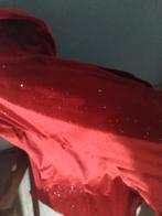 Une robe de soirée et une robe avec pantalon