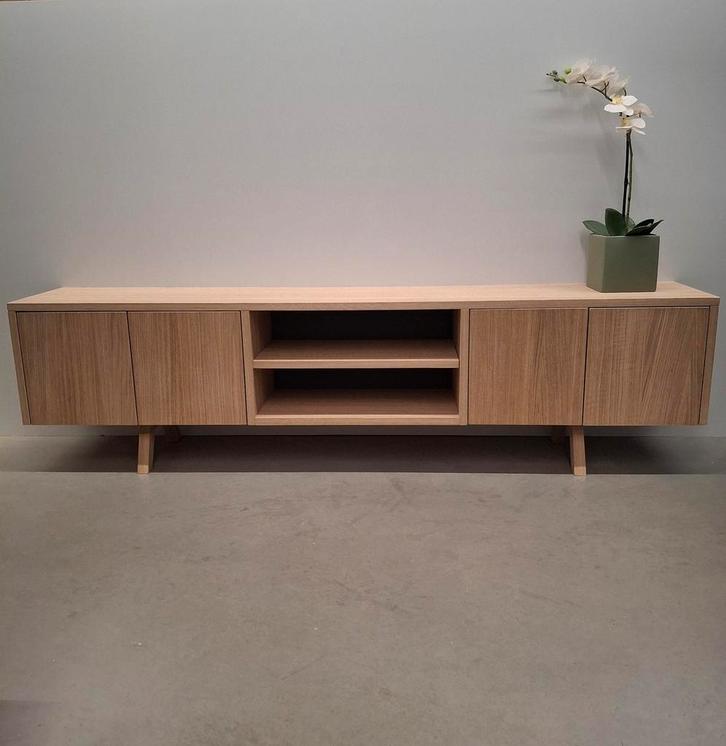 Handgemaakt eiken tv meubel in nieuwstaat, Huis en Inrichting, Kasten |Televisiemeubels, Nieuw, Minder dan 100 cm, 150 tot 200 cm