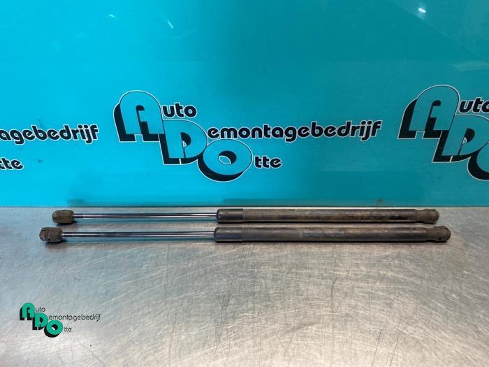 Kit amortisseur gaz hayon d'un Ford Fiesta (Fiesta 08-), Autos : Pièces & Accessoires, Carrosserie & Tôlerie, Ford, Utilisé, 3 mois de garantie