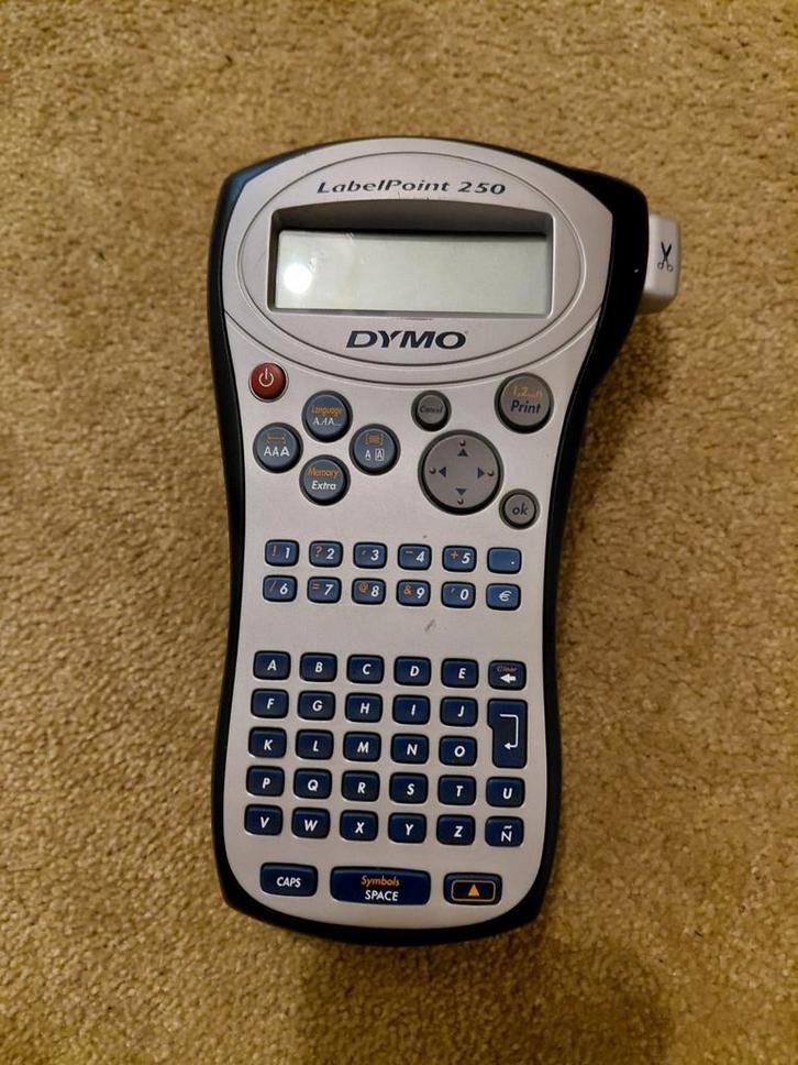 DYMO LabelPoint 250 labeler + voedingsadapter + lint, Computers en Software, Labelprinters, Zo goed als nieuw, Azerty, Tape-label