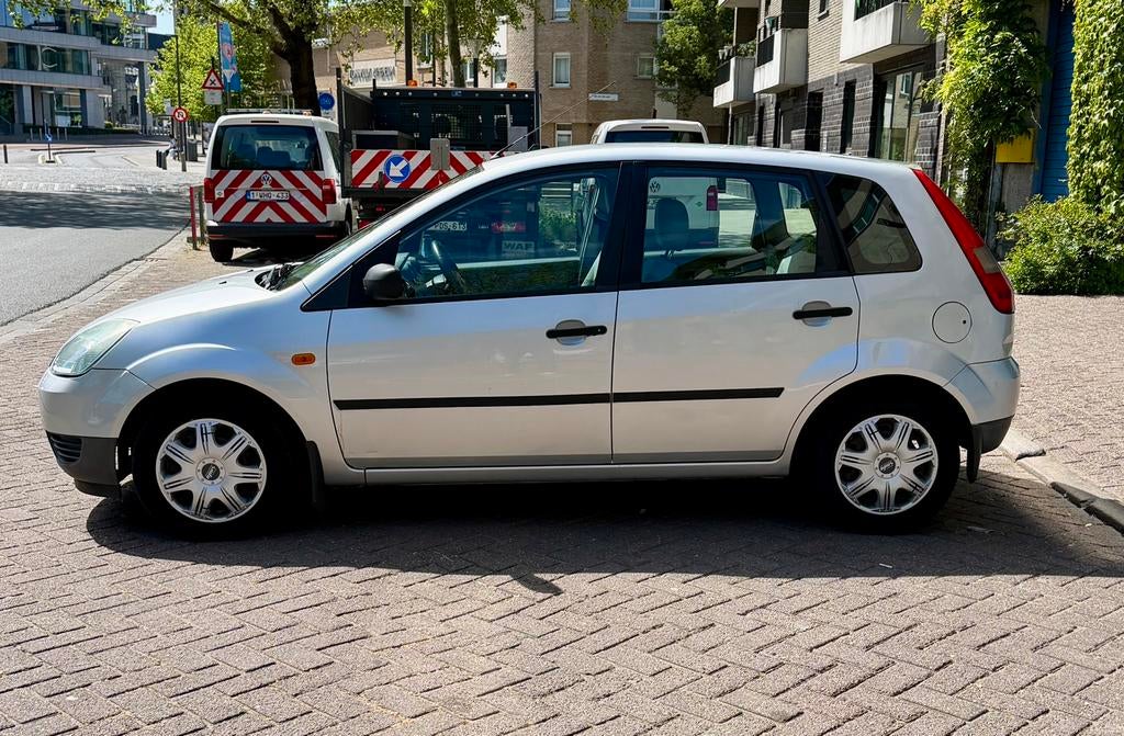 Ford Fiesta 1.3 benzine - 112.000km - GEKEURD VOOR VERKOOP!, Auto's, Voorwielaandrijving, Stof, Multifunctioneel stuurwiel, Handgeschakeld