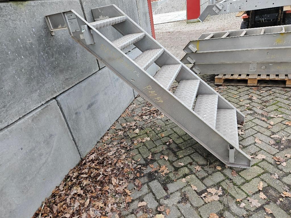 3 x Aluminium trap Hoog 1.37 m, Doe-het-zelf en Bouw, Ladders en Trappen, Ophalen, Zo goed als nieuw, Trap