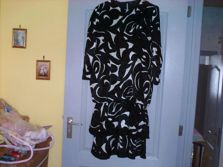 a vendre robe pour dame, Vêtements | Femmes, Robes, Comme neuf, Taille 42/44 (L), Autres couleurs, Longueur genou, Enlèvement ou Envoi