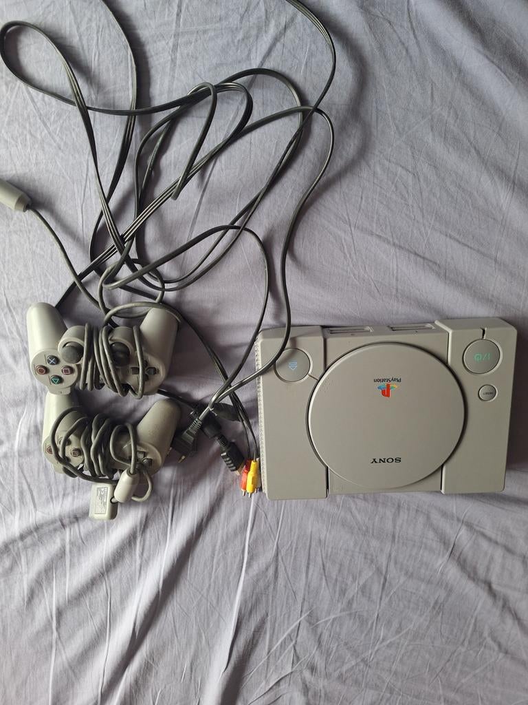 Playstation 1 met 2 controllers en kabels, Ophalen of Verzenden, Met 2 controllers