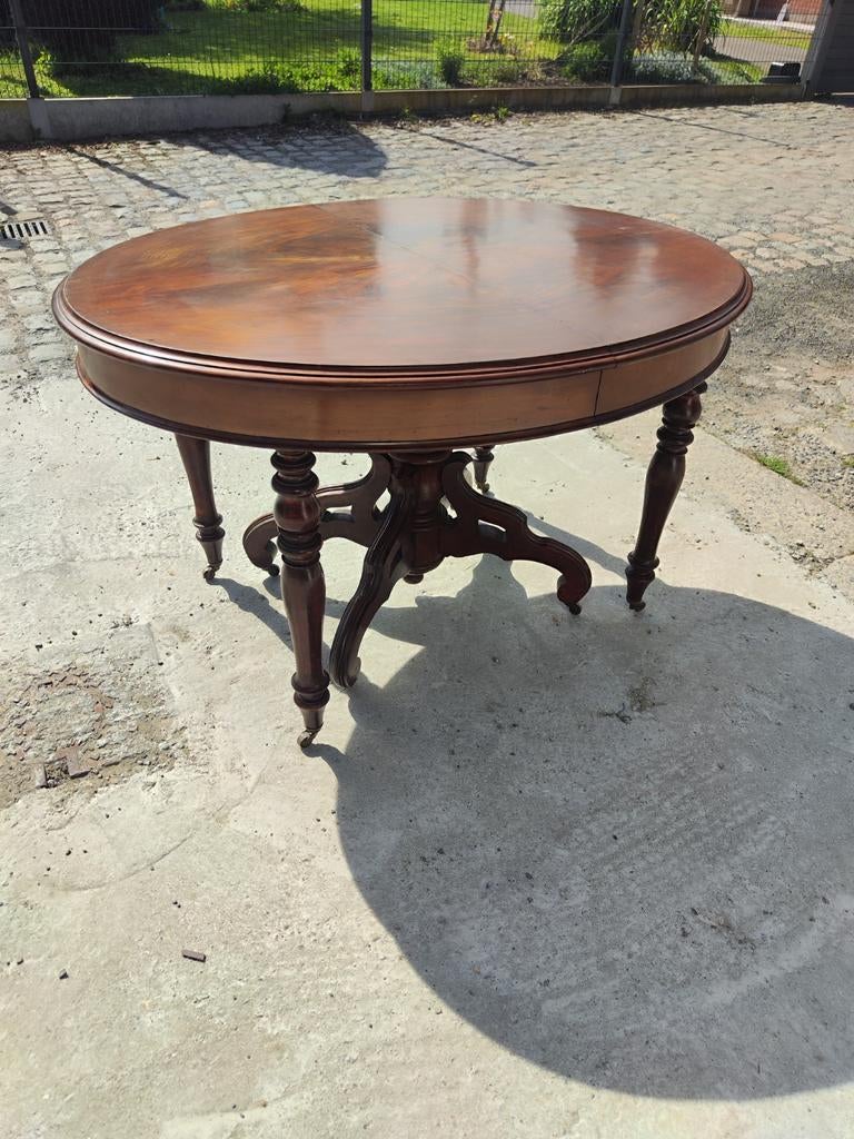 Ancienne table en acajou, Enlèvement