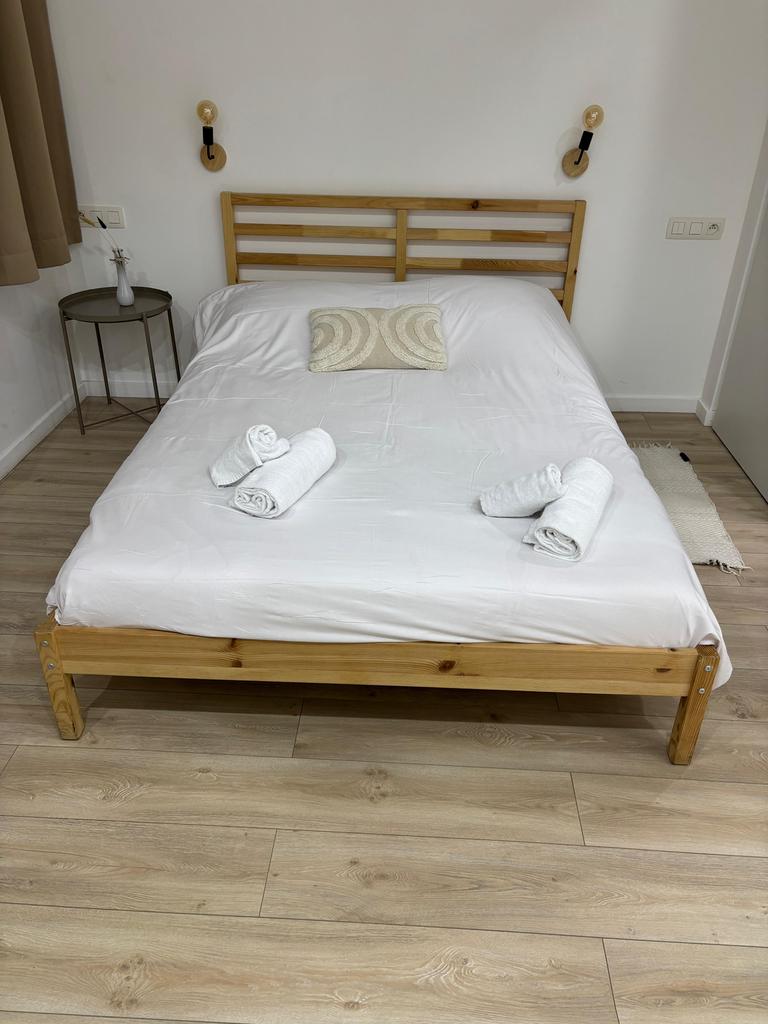 Lits + matelas, Maison & Meubles, Enlèvement ou Envoi, Comme neuf, Bois