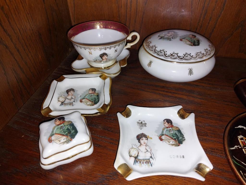 Ensemble porcelaine de Limoges Napoléon, Enlèvement