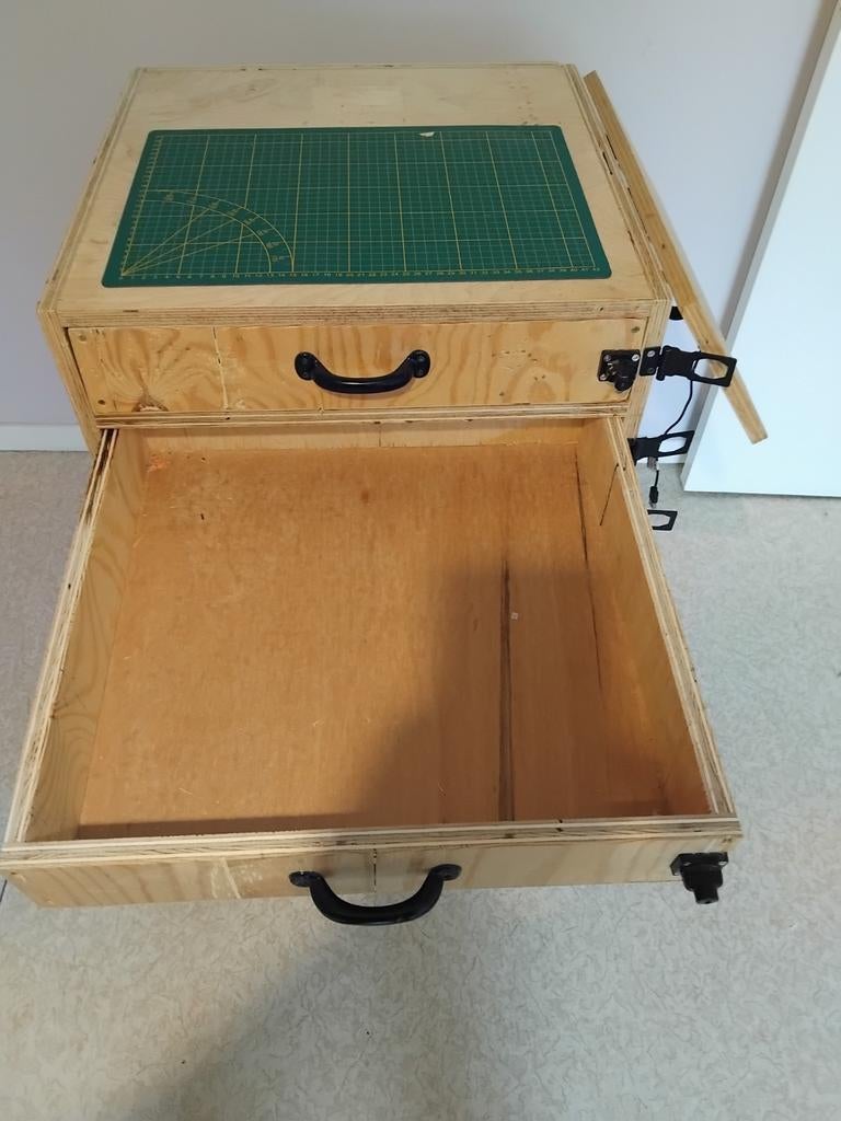 Kastje multiplex met sloten vor grief, Ophalen