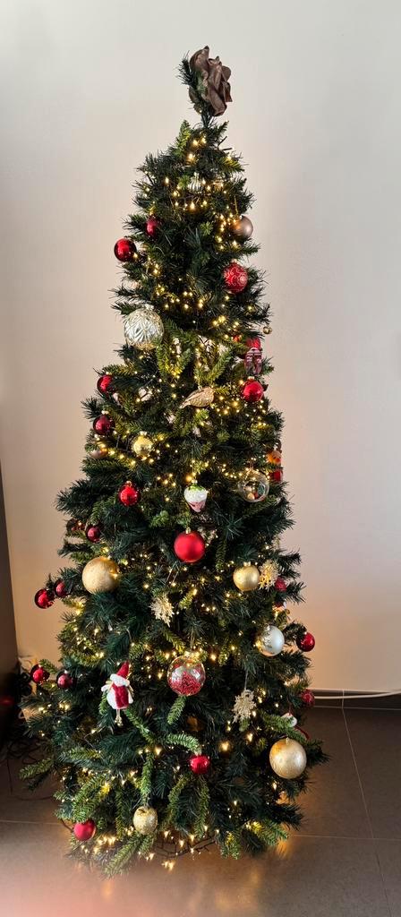 Grote kerstboom 2m10 met 2 ledslingers en ballen, Divers, Noël, Comme neuf, Enlèvement