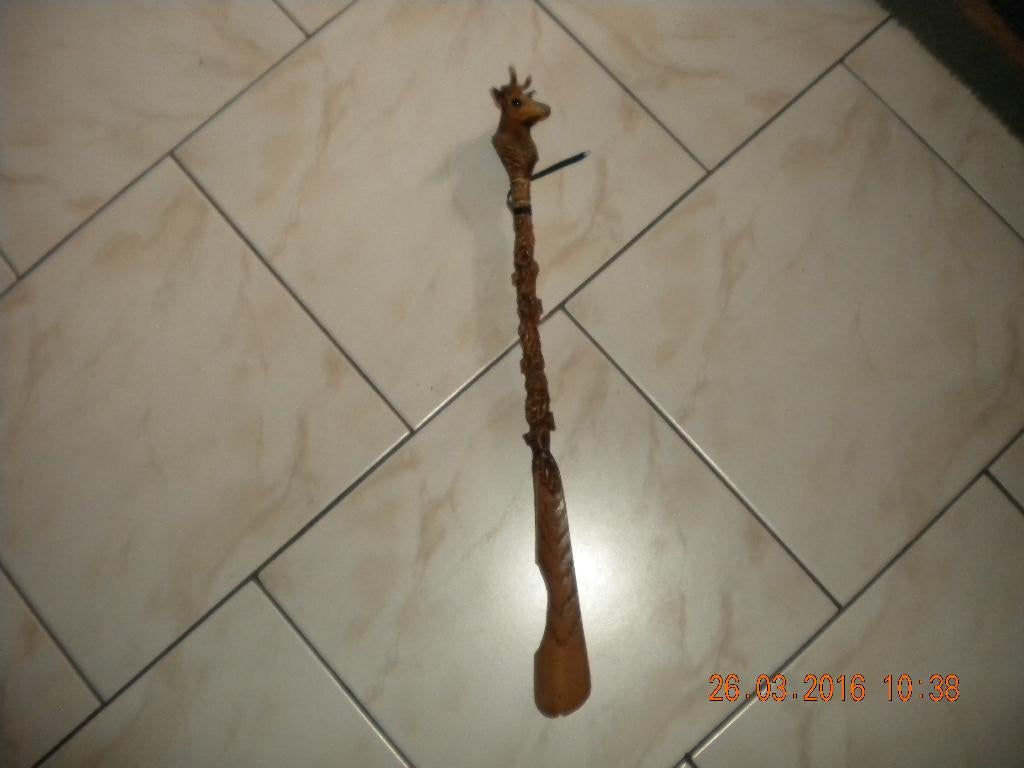 Houten schoenaantrekker met hertenkop erop, Enlèvement