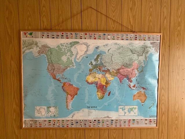 Grote Wereldkaart met houten frame – decoratief & educatief, Antiek en Kunst, Antiek | Schoolplaten, Aardrijkskunde, Ophalen