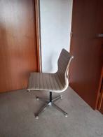 Fauteuil Herman Miller Eames EA 105, Enlèvement