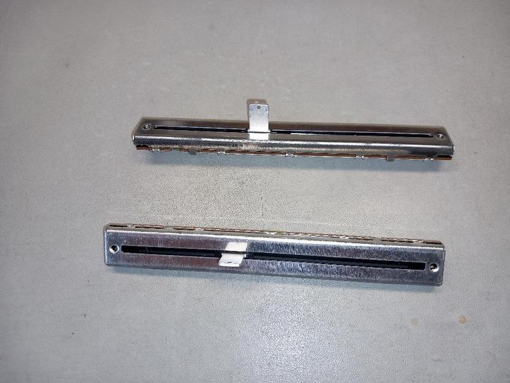 2 faders neufs pour console soundcraft spirit, Musique & Instruments, Tables de mixage, Neuf, 10 à 20 canaux, Entrée micro, Enlèvement ou Envoi