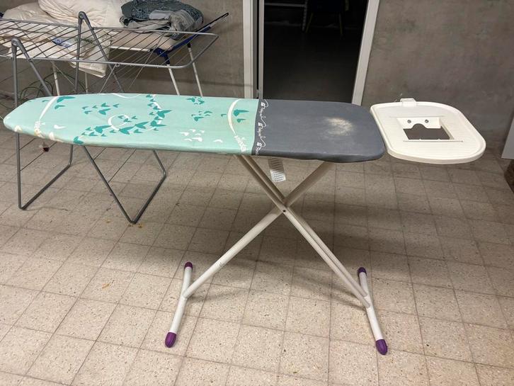 Stevige strijkplank met strijkijzerhouder – goede staat, Elektronische apparatuur, Strijkijzers en Strijkplanken, Zo goed als nieuw