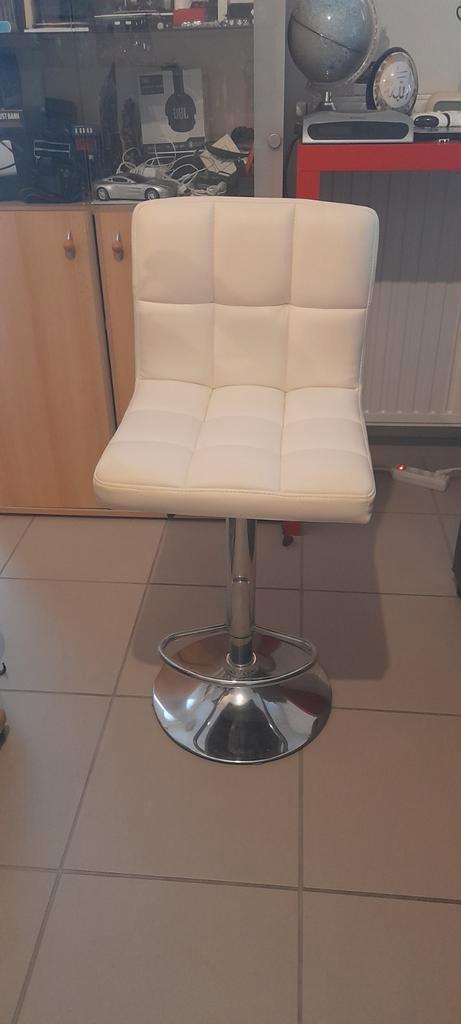 Verkoop 2 in hoogte verstelbare witte leren krukken, Huis en Inrichting, Barkrukken, Zo goed als nieuw, Leer, 1 kruk, Ophalen of Verzenden