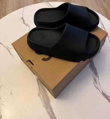 Yeezy slide beschikbaar voor biedingen